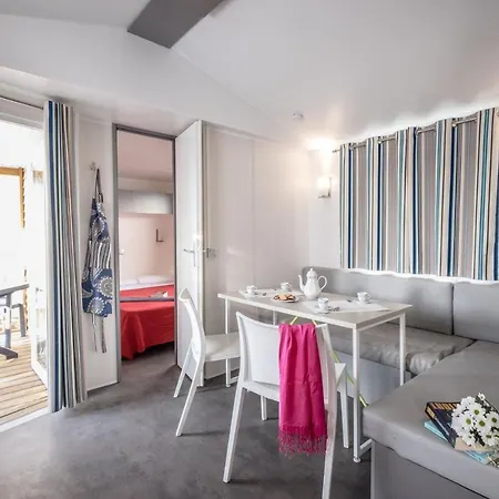Estival Vendrell Platja 5* קמארוגה